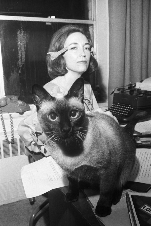 helen gurley brown and siamese cat